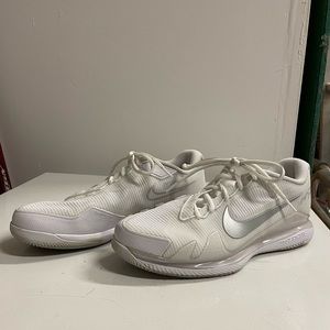 AIR ZOOM VAPOR PRO HC SNEAKER IN WHITE & METALLIC SILVER
